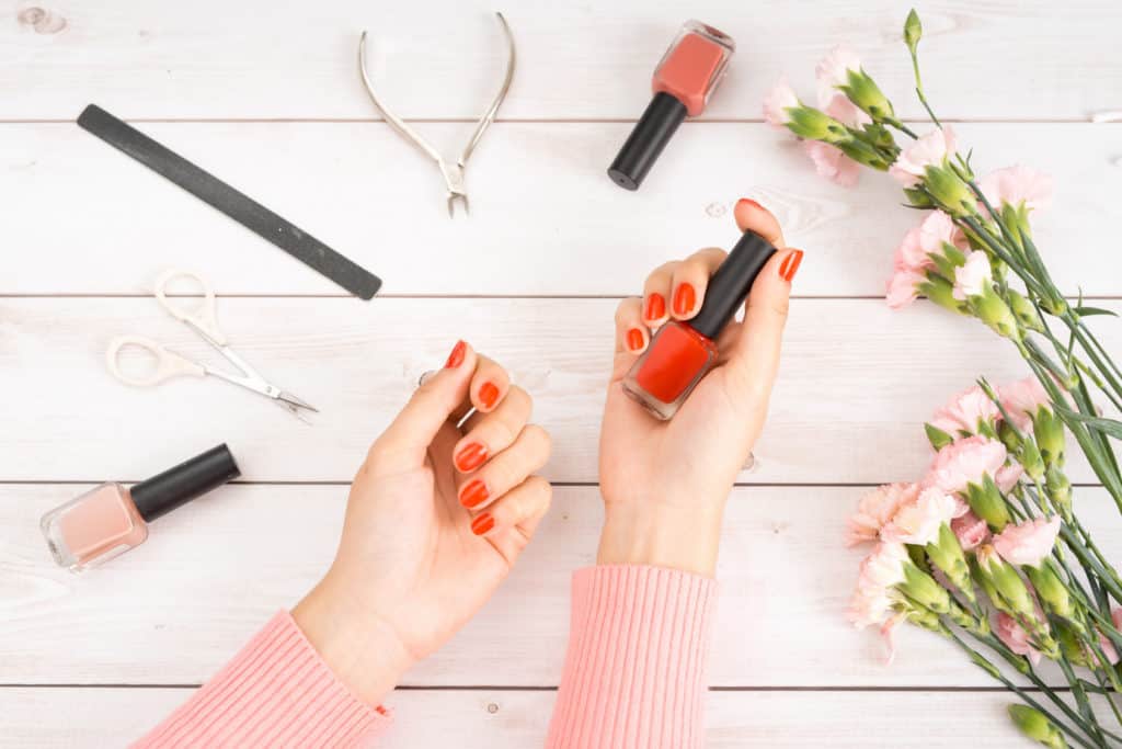 manicure-hybrydowy-a-lakier-zwykly-rosamed-clinic