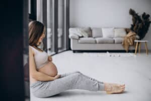 Puchnięcie nóg w ciąży - sprawdź przyczyny i jak sobie z tym radzić