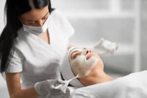 Zabiegi na twarz, oczyszczanie twarzy latem | RosaMed Clinic