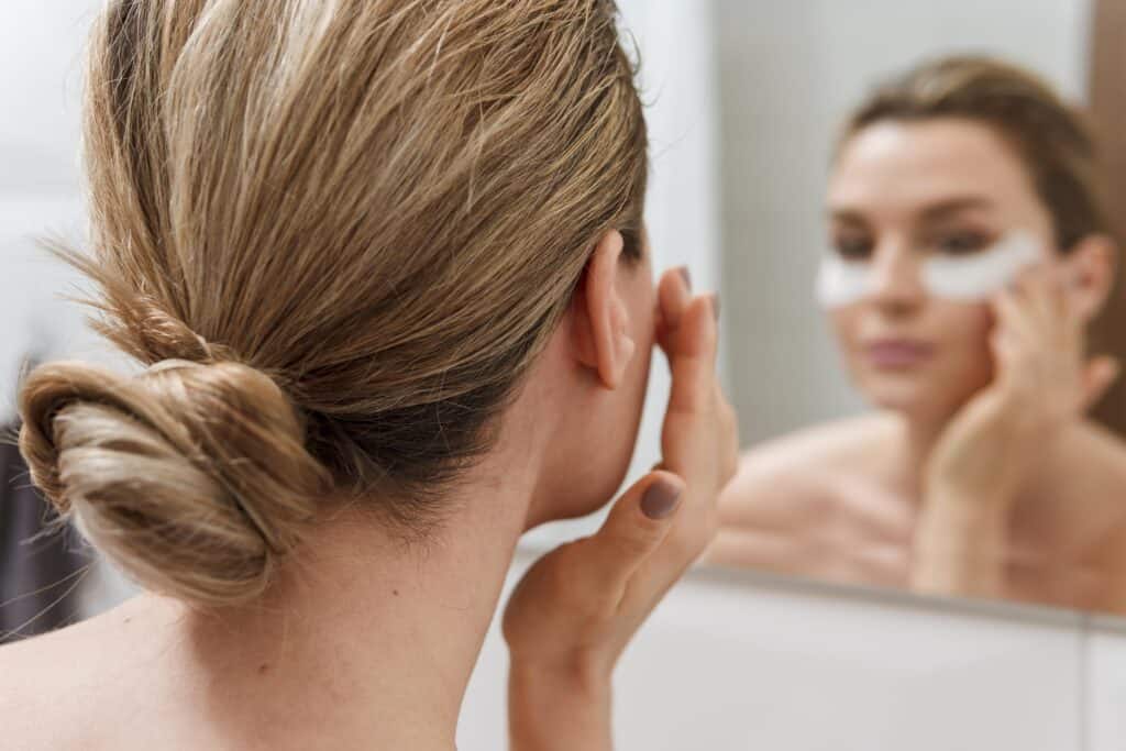 Sprawdź jak zlikwidować zmarszczki pod oczami domowymi sposobami | RosaMed Clinic