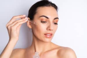 Zabieg z retinolem na twarz w salonie kosmetycznym | RosaMed Clinic Warszawa