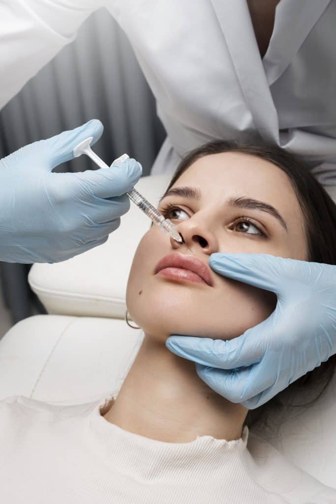 Wybierz zabieg kwasem hialuronowym w RosaMed Clinic Warszawa